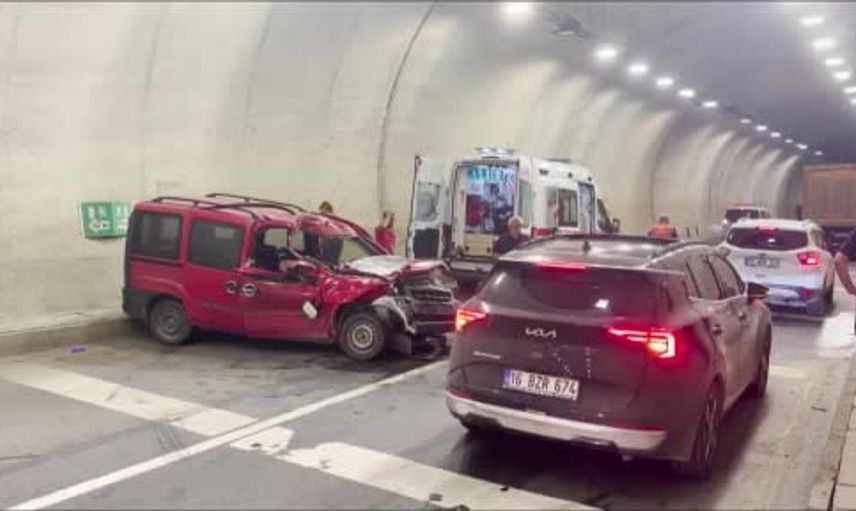 Cankurtaran Tüneli'nde meydana gelen kaza baba ve oğlunu yaraladı