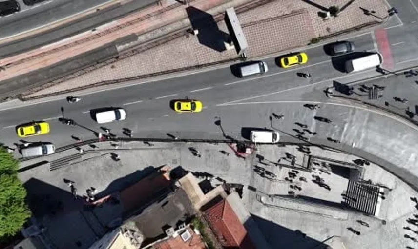 Karaköy'de yayaların tercihi: Kısa yol mu, güvenli geçiş mi?