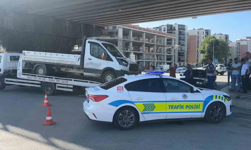 Samsun'da kavşakta araç çarpıştı: 1 kişi hastaneye kaldırıldı