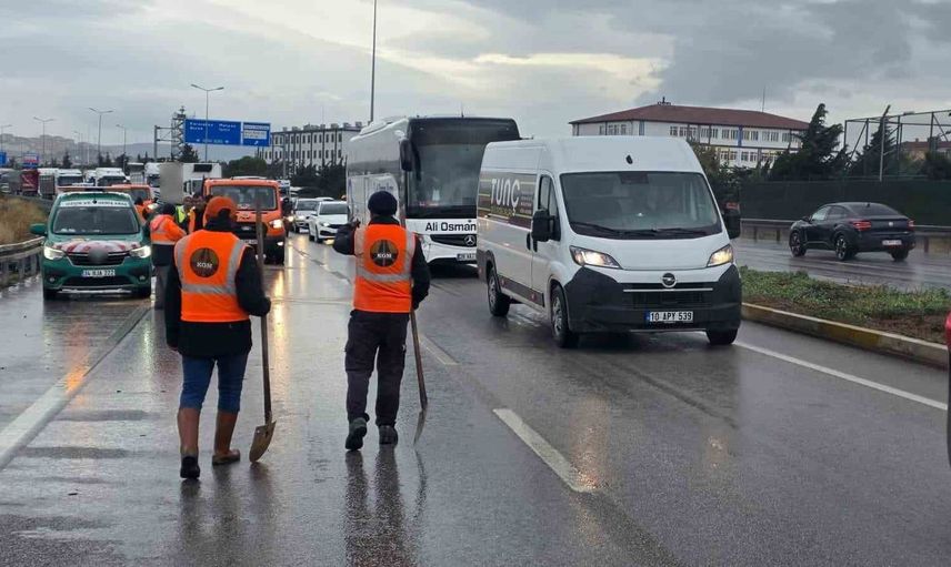 Bandırma'da rüzgar gülü taşıyan tıra otomobil çarptı, 4 kişi yaralandı