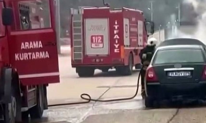Gaziantep’te seyir halindeki otomobilde yangın paniği