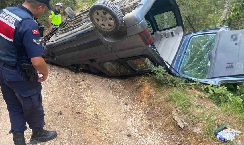 Bilecik'te hafif ticari araç takla attı: Sürücü yaralandı