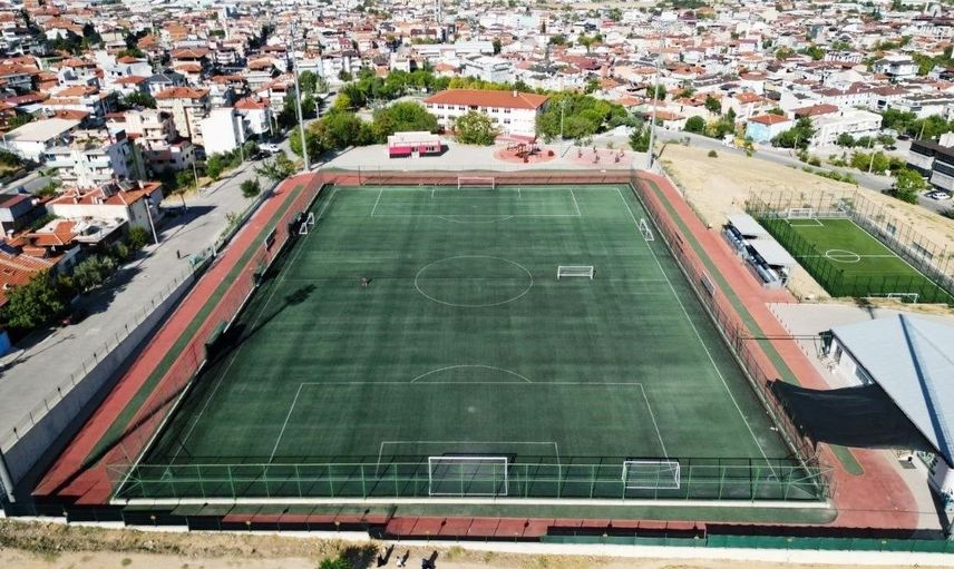 Denizli'nin Kınıklı ve İlbade mahallelerindeki spor tesisleri modernize edildi