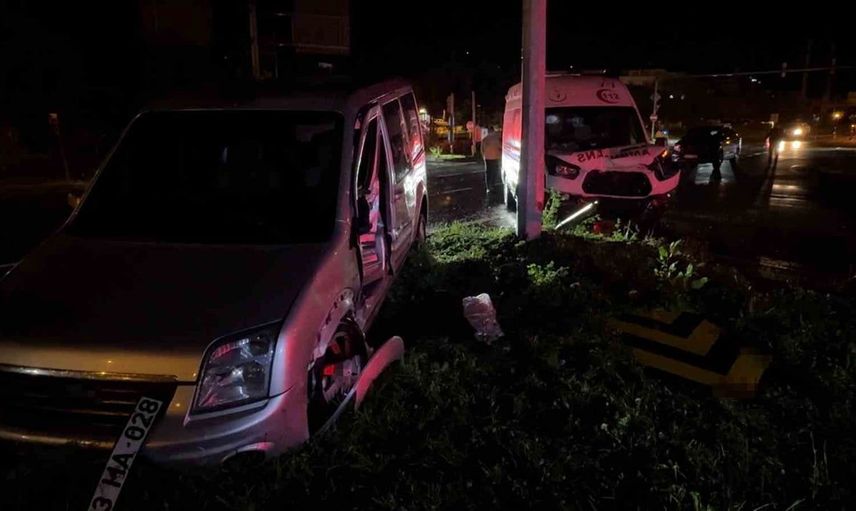 Rize’de ambulans ile hafif ticari araç çarpıştı: yaralılar hastaneye kaldırıldı