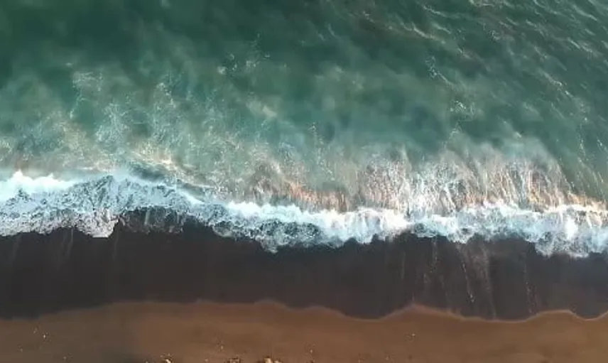 Hatay'da rip akıntısına kapılan iki gencin kurtarılması anları görüntülendi