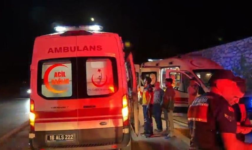 Bursa'da iki otomobil kafa kafaya çarpıştı: 5 yaralı, 2 ölü