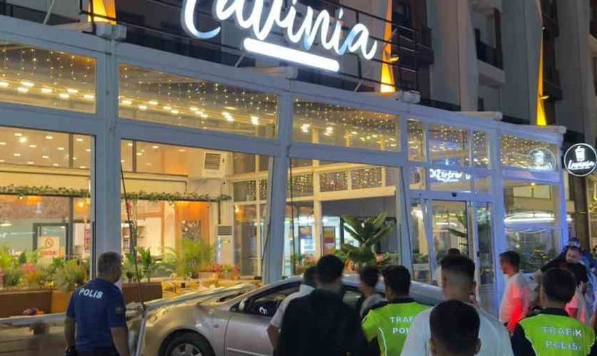 Karabük'te park ederken kaza: Otomobil kafeye daldı