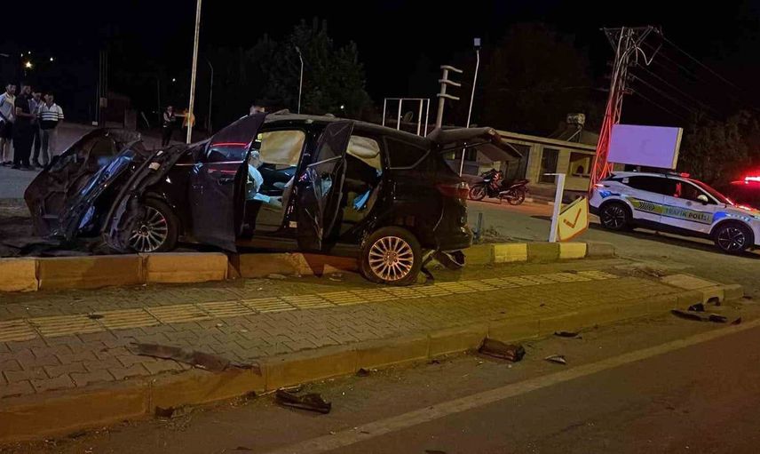 Gaziantep'te kaza: Kontrolden çıkan araç karşı şeride uçtu, sürücü hastanelik oldu