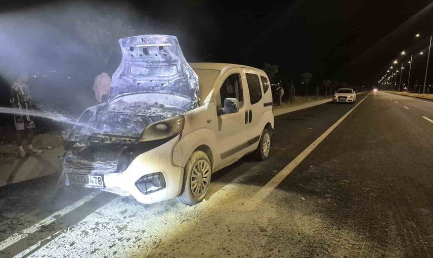 Batman'da seyir halindeki araçta yangın