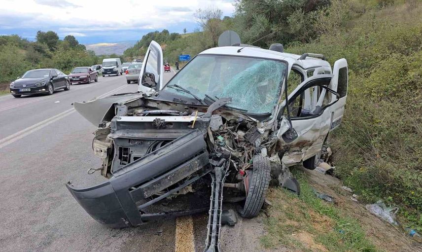 Samsun'da otomobil ve hafif ticari araç kafa kafaya çarpıştı
