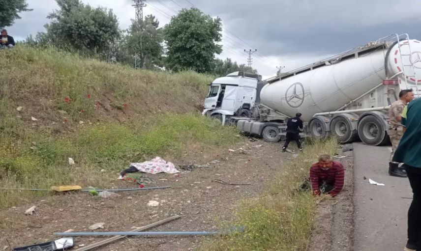 Faciadan acı haber: Gaziantep'te TIR ile minibüs çarpıştı, ölü ve yaralılar var!