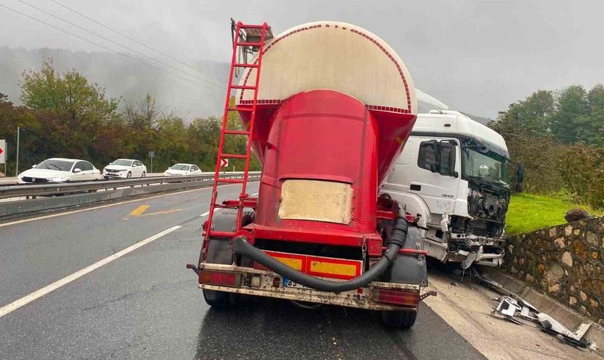 Kaygan yolda tır devrildi: Sürücü hastanelik oldu
