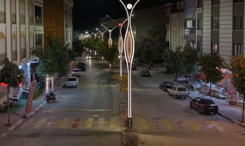 Denizli'nin caddeleri modern aydınlatmayla güvenli hale getirildi