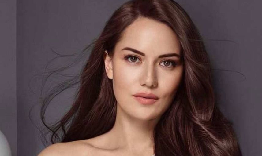 Fahri Evcen güzelliğiyle hayran bıraktı! İkinci bebeğine hamile olan Fahriye Evcen’in tekne pozlarına yorum yağdı