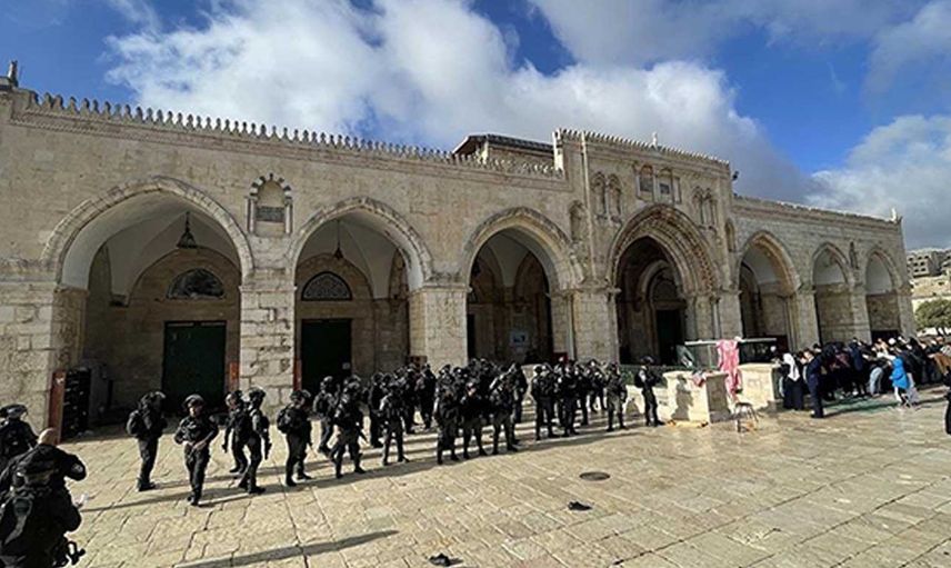 Fanatik Yahudi gruplar, İsrail polisi himayesinde Mescid-i Aksa’yı bastı!