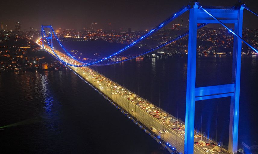 Fatih Sultan Mehmet Köprüsü kolon kanseri için mavi renge büründü!
