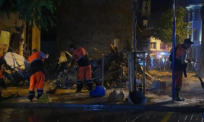 Fatih’te 3 katlı bina çöktü: Vatandaşlar deprem sanıp dışarıya fırladı