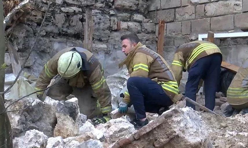 Fatih’te Roma’dan kalma sur çöktü: Enkaz altında bir kişi yaldı