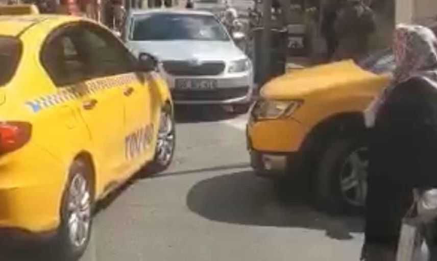 Fatih'te yaşlı kadını almayan taksiciler trafikten men edildi