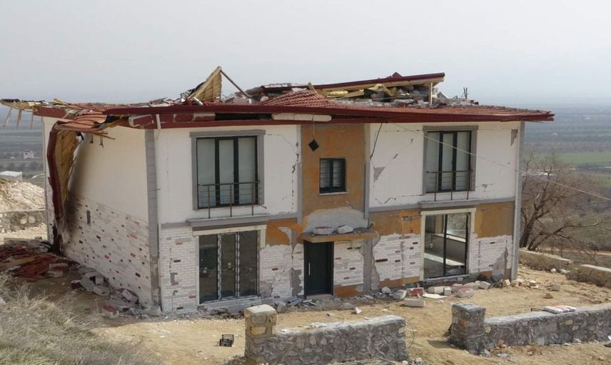 Fay hattı üzerine yapılmıştı: Milyonluk ev kağıt gibi dağıldı