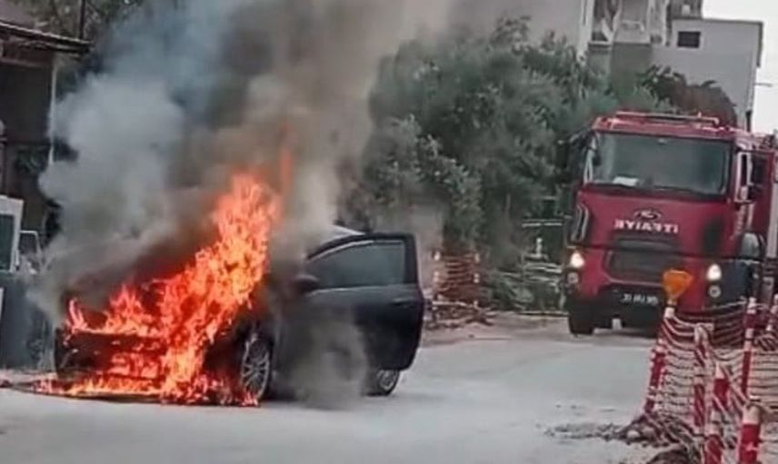 Erdemli'de park halindeki otomobil alev alev yanarak kullanılamaz hale geldi