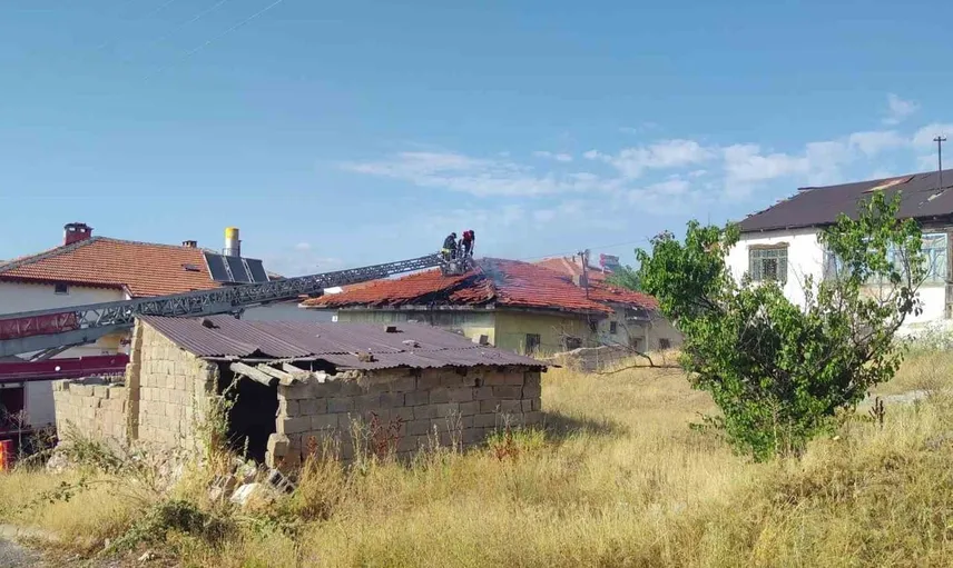 Şarkışla'da müstakil evde yangın çıktığı, bir kişi dumandan etkilendi