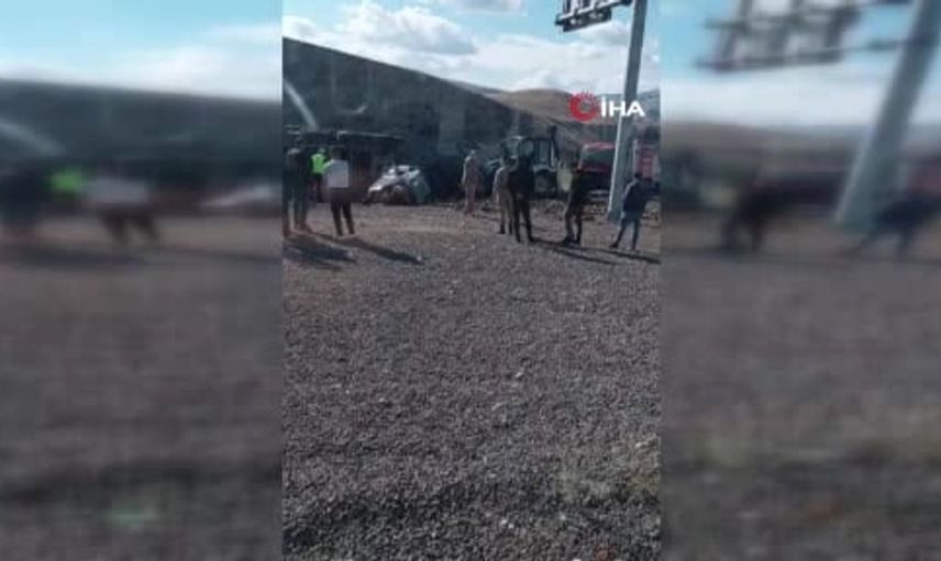 Ağrı'da feci kaza: Tır ile otomobil çarpıştı, 4 kişi hayatını kaybetti