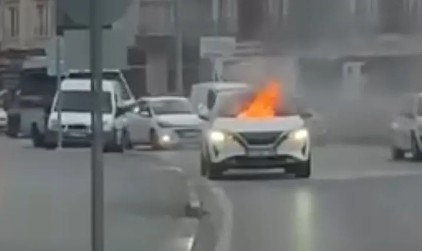 Sinop'ta SUV araçta çıkan yangın, polis memurunun müdahalesiyle söndürüldü