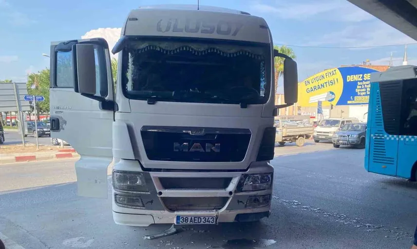 Aksu'da otomobil ve tır çarpıştı: Sadece sıyrıklarla atlatıldı