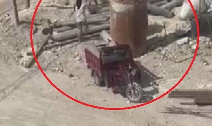 Antakya'da elektrik motosikletli hırsızlar inşaat alanından demir boruları çaldı
