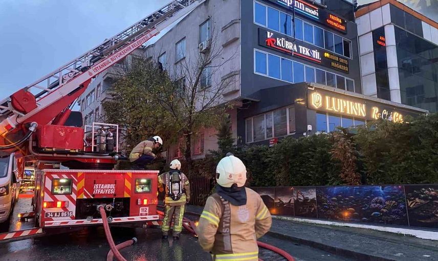Küçükçekmece'de yangın korkuttu: İki iş yerinin çatısında alevler yükseldi