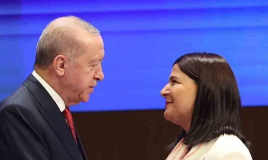 Foça Belediye Başkanı Saniye Bora Fıçı, AK Parti'ye katıldı