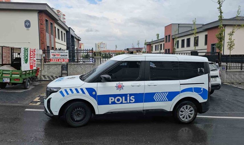 Kayseri'de okul önünde bir şahıs oyuncak silahla yakalandı