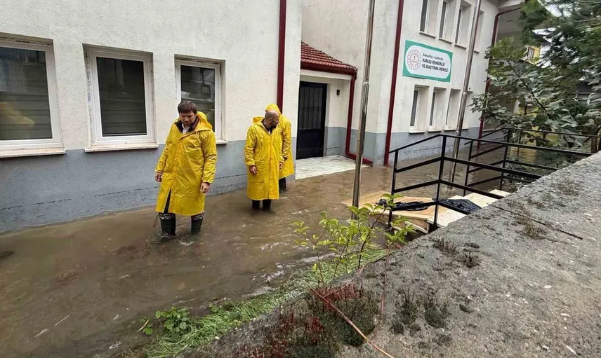 Karasu’daki sel felaketi sonrası okullarda hasar tespiti devam ediyor
