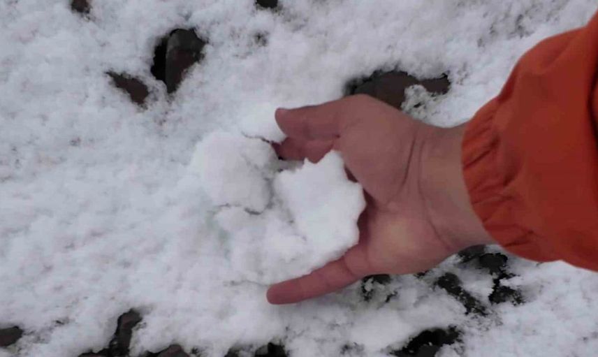 Palandöken’de kış havası geldi: Mevsimin ilk karı Ejder Tepesi’ni beyaza bürüdü