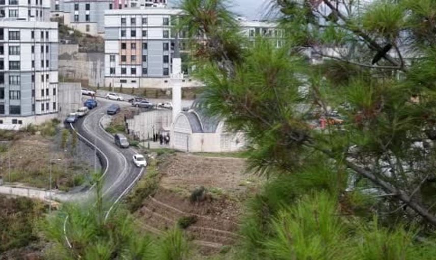 Hatay'da depremin ardından yeniden inşa edilen cami ibadete açıldı