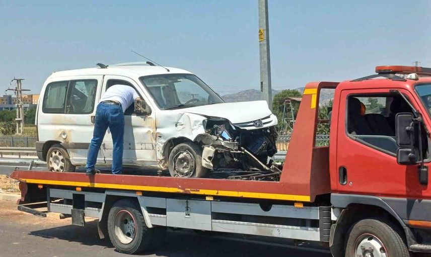 Efeler'de kontrolden çıkan araç takla attı, 4 kişi yaralandı