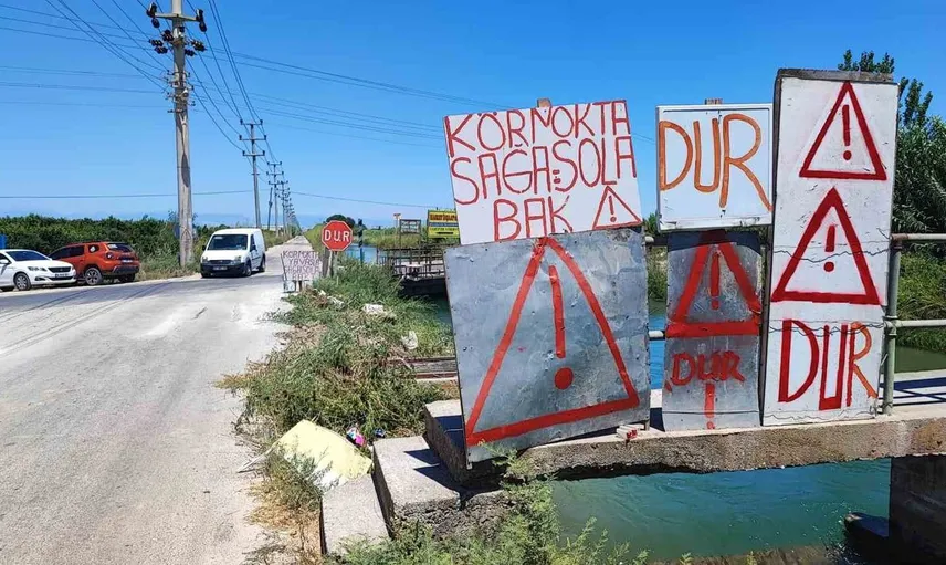 Adana'da kazaların önüne geçmek için vatandaşın ilginç çözümü