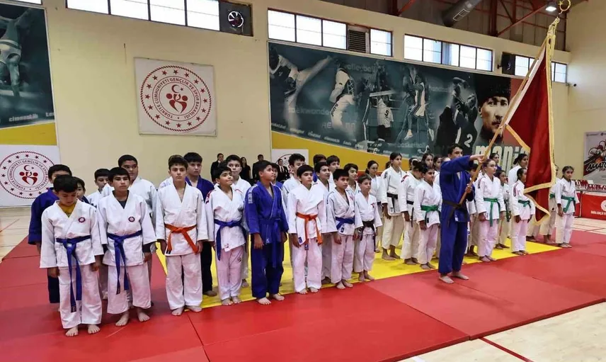 Manisa'da amatör spor haftasında 8 antrenöre ödül verildi