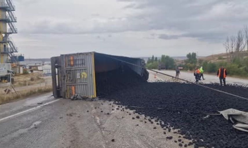 Çorum'da devrilen tırın kömürleri yola saçıldı, trafik tek şeritten akıyor