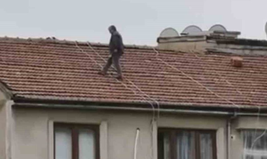 Elazığ'da vatandaşın tehlikeli çatıda yürüyüşü belgelendi