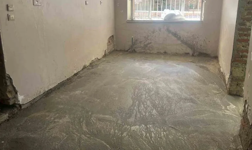 Başkan başdeğirmen, ev tadilatı için aileye sıva ve beton desteği sağladı