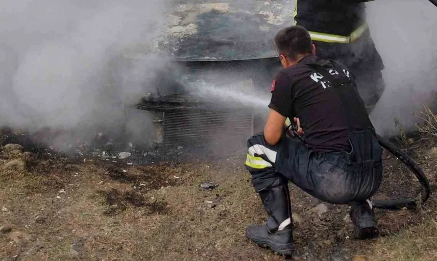 Zonguldak'ta park halindeki otomobil alev alev yandı