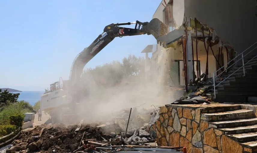 Bodrum'da ruhsatsız yapılar için yıkımlara devam ediliyor