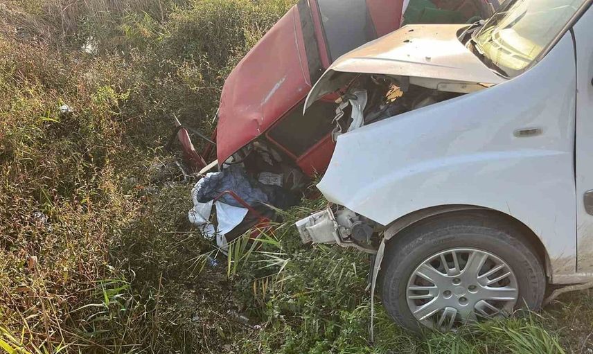 Tarsus'ta otomobil ile hafif ticari araç arasında feci kaza: 1 kişi hayatını kaybetti
