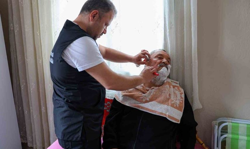 Efeler'de evde bakım hizmetleriyle sosyal dayanışma güçleniyor