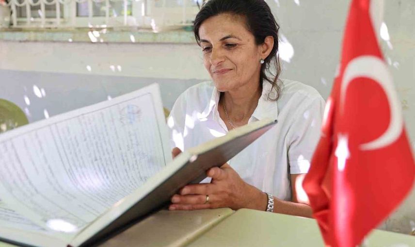 Kaşpınar köyünde kadın muhtar 23 yıldır hizmet veriyor