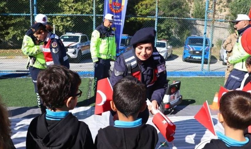 Bilecik'te jandarma öğrencileri güvenlik konusunda bilgilendirdi