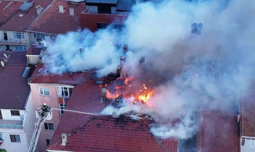 Darıca'daki yangın binanın çatısını küle çevirdi