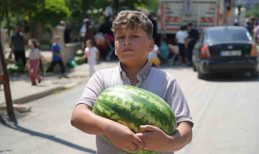 Muş karpuzu vatandaşlarla buluştu: 8 mahallede ücretsiz dağıtım yapıldı
